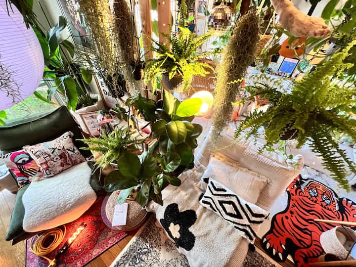 沢山の植物に囲まれて暮らしてます。
数えた事ないけど100個は確実にある💯

#植物のある生活 #植物インテリア #照明インテリア 
#カラフルなインテリア #エクレクティックインテリア
#ハンドメイド #ハンギングプラント #築古マンション #築古 #団地 #団地暮らし #3DK #リラックススペース 
#好み #好きに囲まれて暮らす