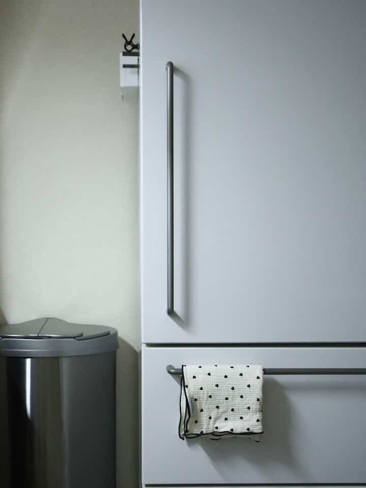 
冷蔵庫は無印良品の。
冷蔵庫側面にはダイソーで買ったケースに輪ゴムを入れています ☺︎
あとはお知らせなどを貼っておくマグネットクリップを🖇️






#Koreaninterior #Koreainterior #韓国インテリア #無機質インテリア #シンプルインテリア #シンプルなインテリア #ホワイトインテリア #シンプリスト #シンプルな暮らし #無印良品 