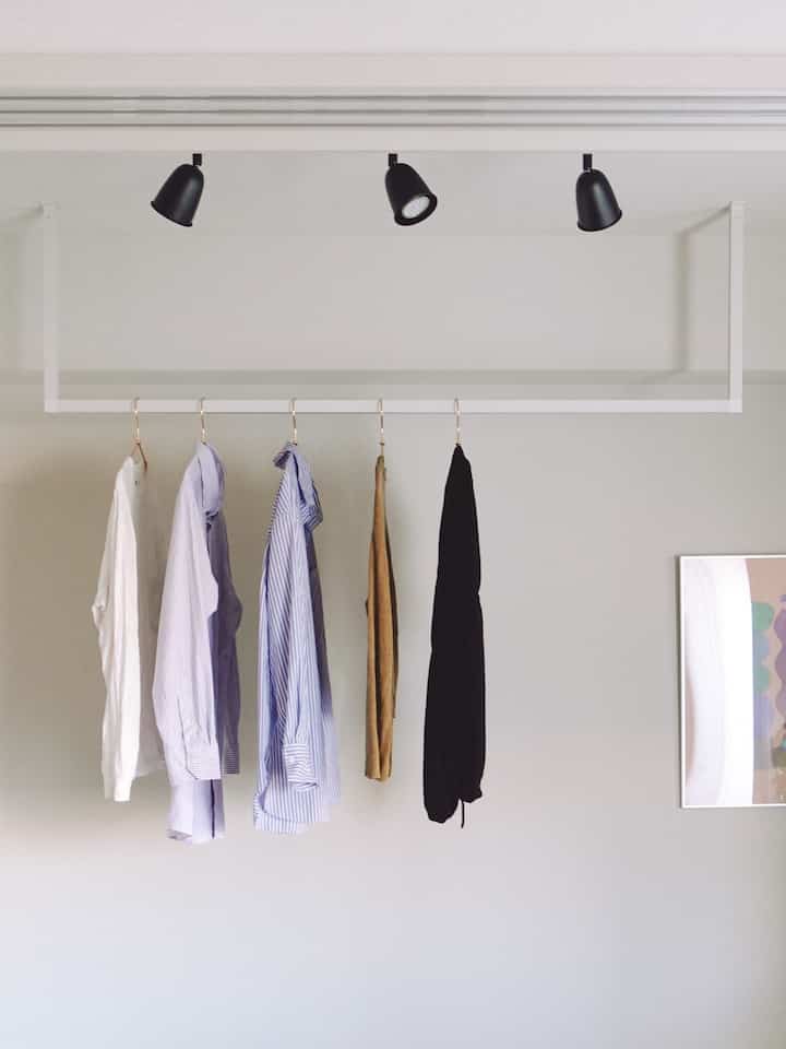 室内物干しは、使わないときも圧迫感が出ないデザインを選びました。

その名の通りカクっとしたデザインに
ホワイトカラーに一目惚れしました。

先に買っていたIKEAの照明はブラックだけど笑
これはこれでコントラストが生まれていいかな😂

暮らしと見た目、どっちも大事にしたい◎

#室内物干し #すっきり暮らす #暮らしを整える #見せる収納 #インテリアと暮らし #毎日の風景
