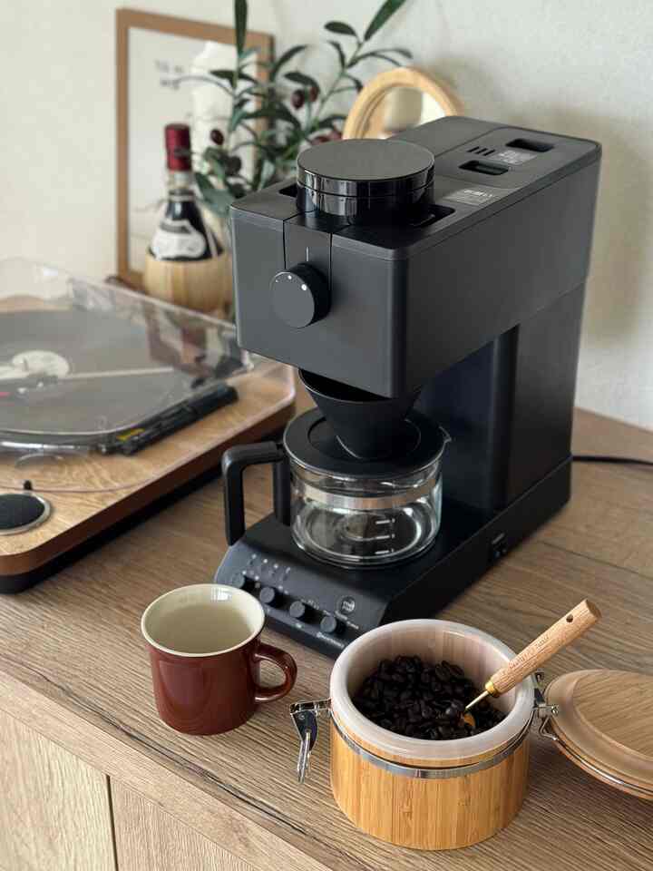 コーヒーメーカーは珈琲好きの夫が選んだTWINBIRDのものを☕️

引き立てのコーヒーが飲めるのでお気に入りです😌🌼

#TWINBIRD #コーヒーメーカー #キッチン家電 
#キッチン家具 #キッチン 