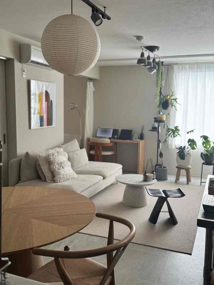 最近のお家記録🏡📝
変わり映えのないお家🌿
　
親戚のおばさんから大量に
美味しい桃をいただきました☺️🍑🌿
　
1つ食べてみたけどとても甘くて美味しかった🤍
果物毎日食べてる幸せ🤤
　
　
#夫婦暮らし #2人暮らし #桃 #賃貸暮らし #北欧インテリア