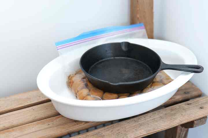 梅仕事
スキレットを重しに
#梅仕事