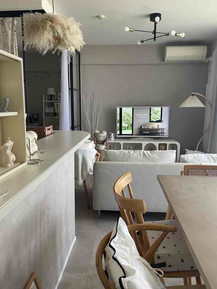 白とナチュラルトーンのリビングとダイニング、シンプルで居心地の良い空間