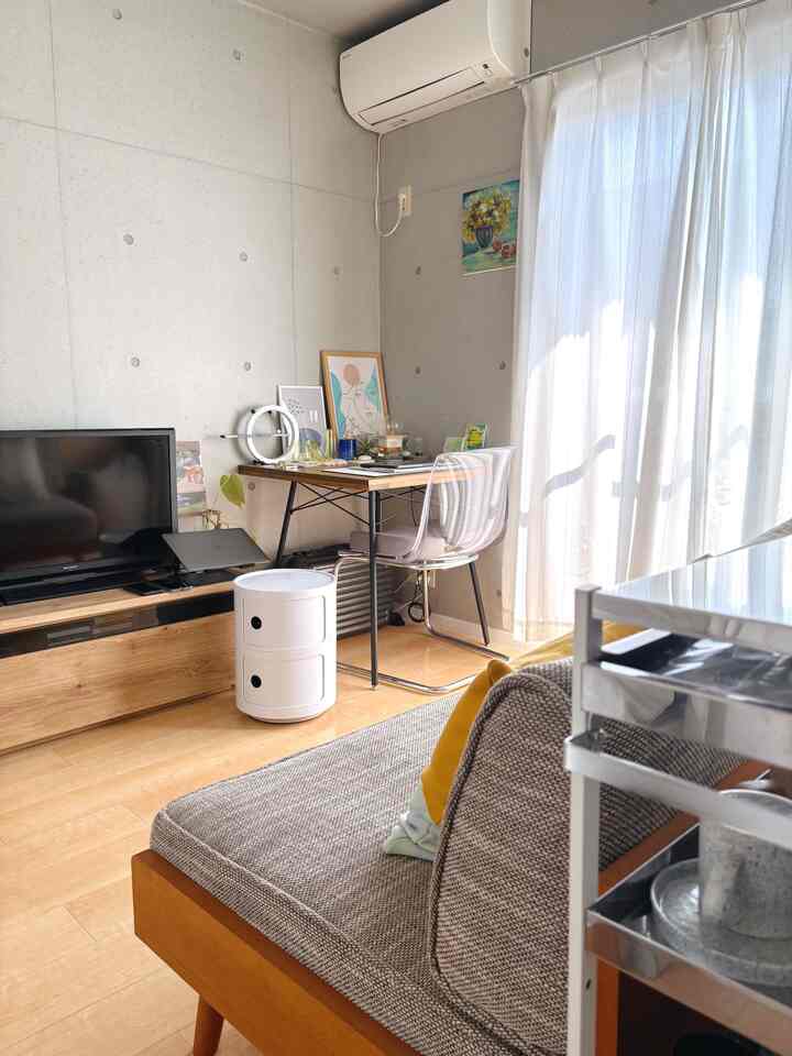 ソファとテレビボードの間にローテーブルもラグも置かないのがこだわり😌

#リビングインテリア #一人暮らし部屋 #ナチュラルインテリア #グレーインテリア #ウッドインテリア #モダンナチュラル #透明椅子 #ホワイト北欧インテリア #北欧テイスト 