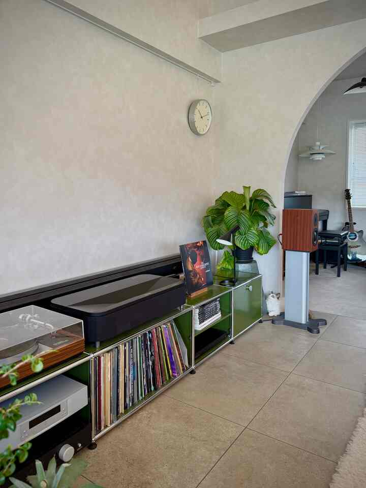 グレーとグリーンの空間。

USMハラーの緑のローボードと植物たちのグリーンと、タイル床や壁のグレーとの色のコントラストがお気に入りです。

#リビング #USMHaller #照明 #観葉植物 #猫のいる生活 #ミッドセンチュリー #ヴィンテージ 
