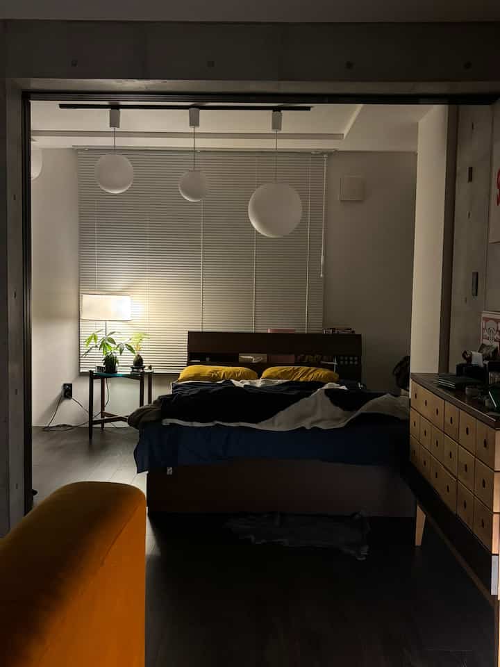 間接照明でととのう、夜の時間🌙

#ベッドルーム #間接照明 #夜の過ごし方 #照明のある暮らし #お部屋記録 #インテリア好き #ミッドセンチュリー #MoodLighting #BedroomVibes #NightInterior #CozyCorner #SoftLight