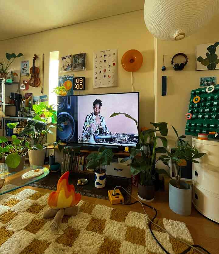 9AM リビングでゆっくりモード🪴

#リビングインテリア #賃貸 #アパート #植物インテリア #観葉植物 #テレビ棚 #テレビ台 #ラグ #ミッドセンチュリー #ミッドセンチュリーモダン #小物 #雑貨