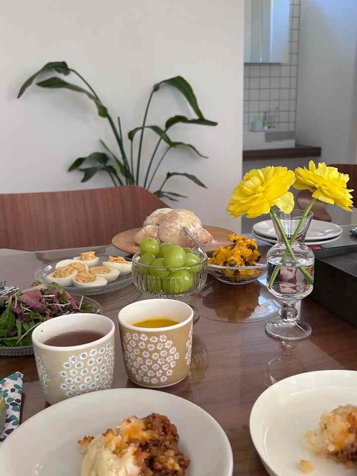 木目調と黄色い花瓶が配置されたダイニング、温かみのある落ち着いた雰囲気の食卓と椅子のある空間