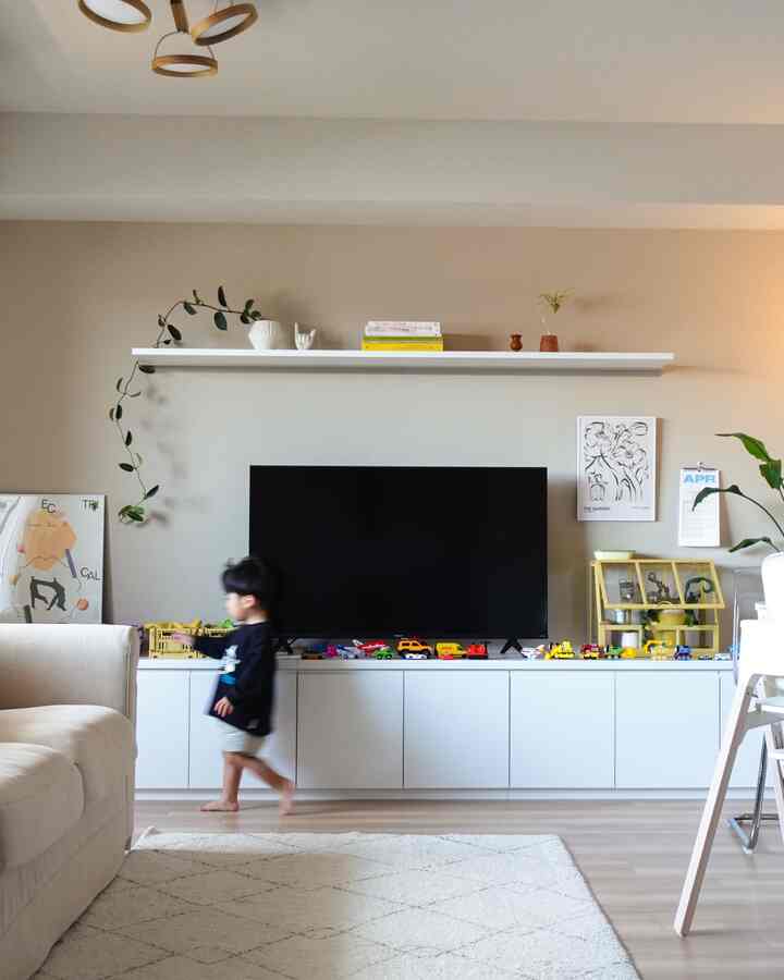 いつものリビングと息子睡眠中のリビング。

毎日リセットしてるけど、
数分でおもちゃまみれ笑

でも今しかない景色だと思って
これも楽しみたい💃

　

#おもちゃ収納 #リビングインテリア #子どものいる暮らし #beforeafter #tvwalldesign #tvwall #interior #interiordesign #マンションインテリア #tvboard #tvstand #walldecor #テレビ背面 #テレビ台 #テレビボード #テレビボード収納 #livingroom