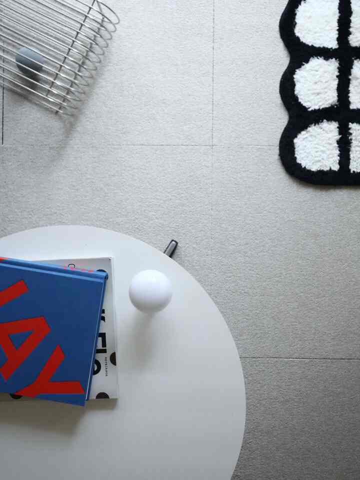 
Around the living room table ☺︎

#Koreaninterior #Koreainterior #韓国インテリア #無機質インテリア #シンプルなインテリア #シンプルインテリア #シンプルな暮らし #インテリア #リビングインテリア #インテリア家具 #海外インテリア #シンプリスト #モノトーンインテリア #さし色 #差し色 #洋書