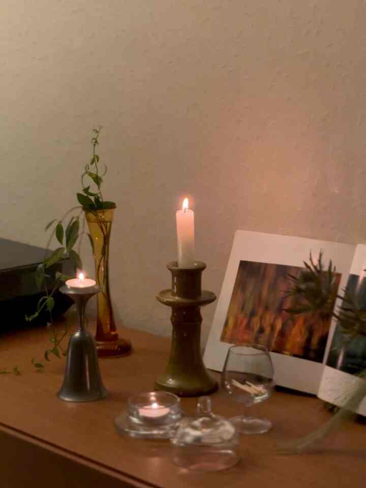 夜のリラックス時間⏳🌙

ろうそくの光って空間にやさしく馴染んで、眺めるだけで嫌なこと忘れられる〜

寝る前、この明るさで過ごすと寝付きもいい気がしてる😌　

キャンドルホルダー(タグなしのもの)は、ヴィンテージショップで買ったもの🕯️
錫のゴブレットをひっくり返してキャンドルホルダーにしてみた！

#リビング #リビング小物 #リビング照明 #インテリア #インテリア小物 #ディスプレイラック #キャンドル #キャンドルホルダー 