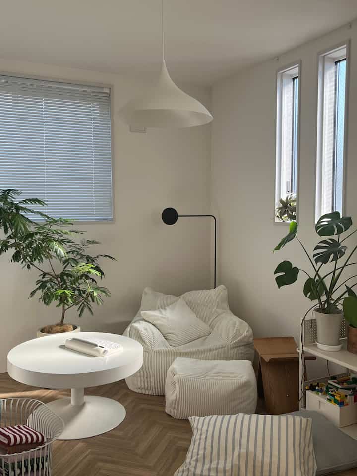 Kamar di sebelah ruang tamu 🚪
Kamar ini awalnya adalah kamar bergaya Jepang
Kami memasang lantai berbantalan dan melakukan beberapa DIY untuk mengubahnya menjadi kamar bergaya Barat 𓂃 𓈒𓏸

#Kamar di sebelah ruang tamu #和室DIY #loosy #hugme #littlerooms #1人掛けソファ #ビーズソファ #ラウンドテーブル #リボンバスケット