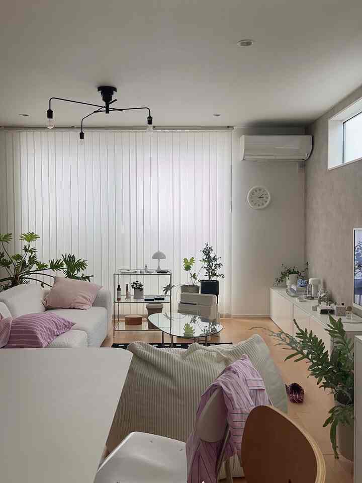 ダイニングから見たリビング𓂃 𓈒𓏸

#韓国インテリア #マイホーム #マイホームアカウント #リビングダイニング #ダイニング #キッチン #暮らしを楽しむ #yチェア #vamir #ogre #モジュール家具 #ikea #メトード #kanademono #ダイニングテーブル #ダイニング照明 #littlerooms #ペブルテーブル #roomnhome #リトルム #loosy #ルージー #hugme #hugmeソファ