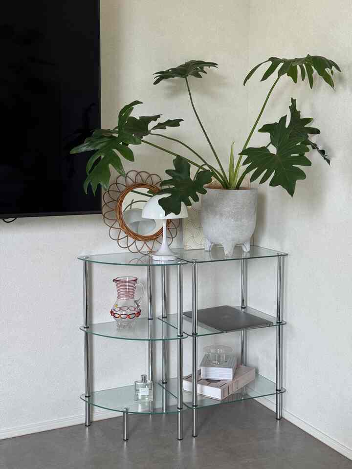 Di sebelah TV. Agak kurang. Saya sedang berpikir untuk mengubah tata letaknya lagi 😏

#TV #棚 #観葉植物 #花瓶 Alas bunga