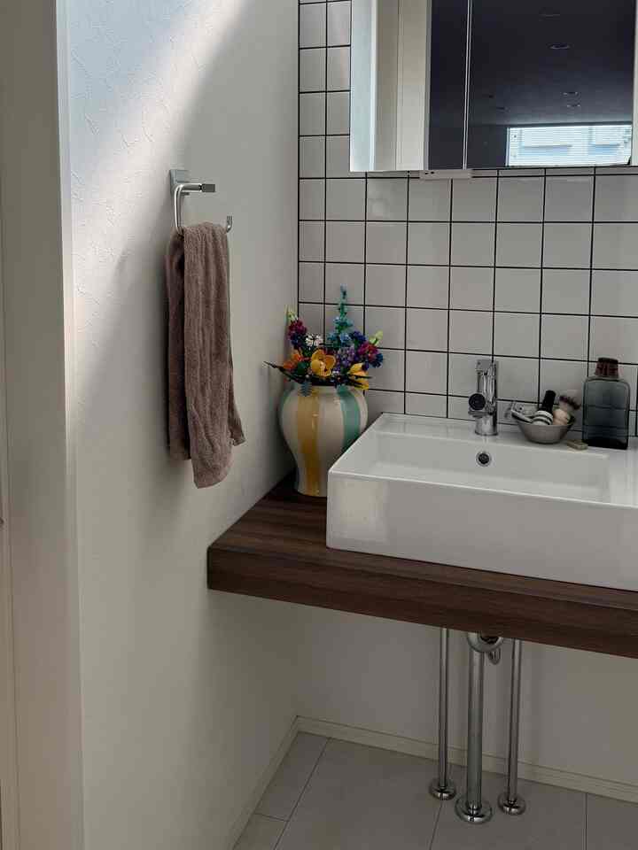 #hay のフラワーベースをセール期間に手に入れました🫶🏻 シンプルなけど存在感のあるデザインがお気に入りです🌼✨ #洗面器 #洗面所インテリア #洗面台 