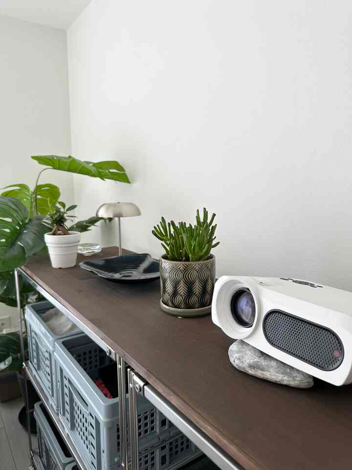 I moved the projector from the living room to the bedroom.
The key is using stones to adjust the height🤍

The silver box in the second picture is popular, so many people know about it, but it's highly functional and extremely excellent!
When I lived in a room with over 90% humidity, my clothes got moldy, but the things I put in this box were safe🥹
I have five of them at home, and the two in the living room are used to store dog supplies, protein, etc.✨

#projector #寝室 #収納 #収納箱