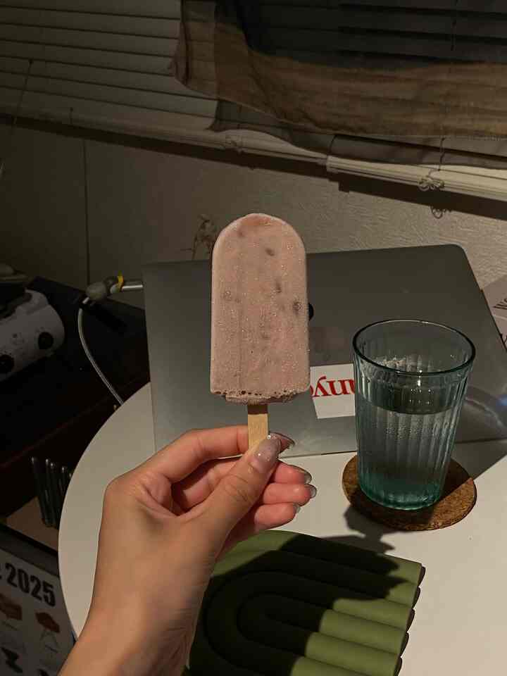 ナチュラルカラーの6畳ワンルーム、ブラインドとレコードプレーヤーが配置された温かみのある一人暮らしの空間