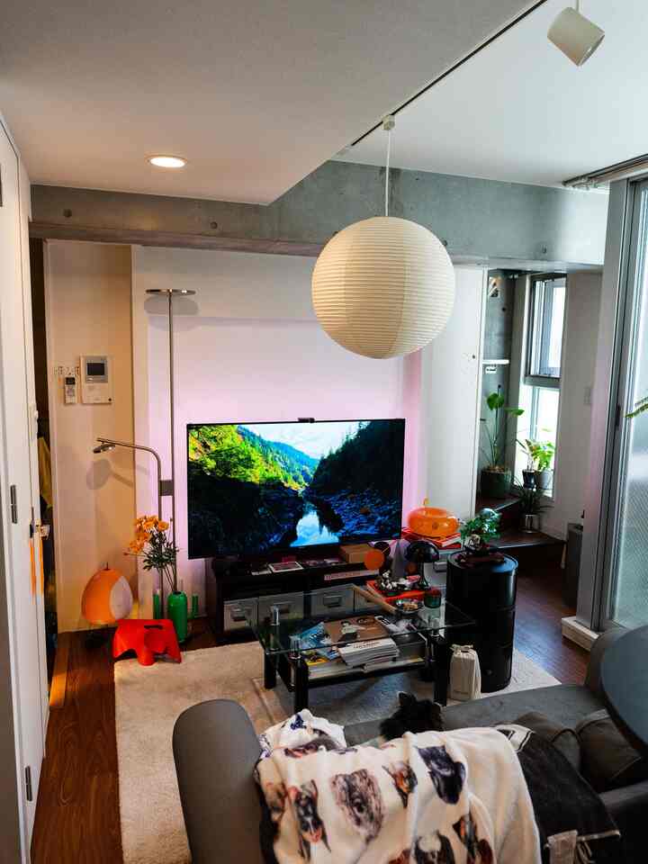 このアングルが部屋で1番好きです✌️
テレビ裏のテープライトが実はいい味を出してくれてます

#北欧風 
#IKEA 
#リビング 
#ミッドセンチュリー 
#ミッドセンチュリーモダン 