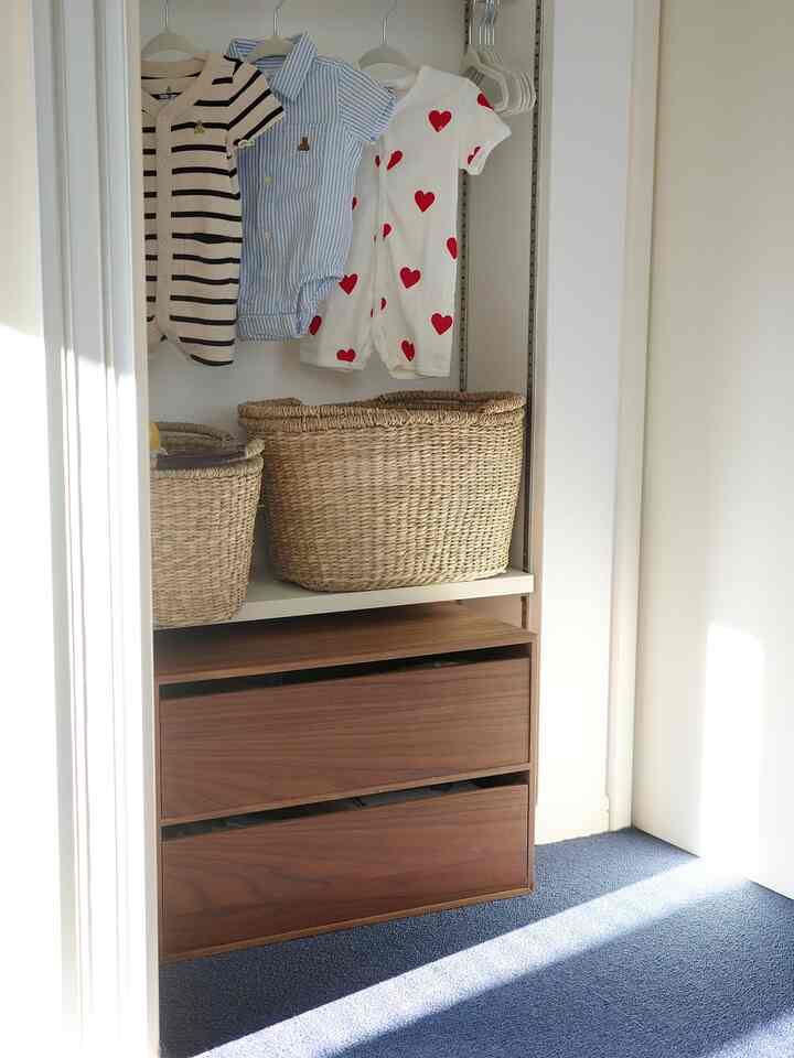 子供用の収納は今あるもので試行錯誤中👶🏻👕
#ベビークローゼット #子供の収納 #子供のいる家 
#子供部屋収納 #無印良品 #フロアカーペット