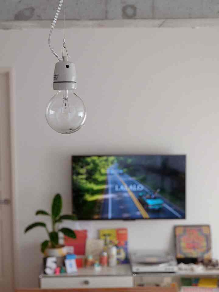 新入りの照明💡キッチンの上に付けました。

スッと馴染みながら、お部屋をさりげなく引き立ててくれる。
シンプルな作りだけど、細部まで統一感と
こだわりを感じるデザインです👏🏼

┈┈┈┈┈┈┈┈┈┈┈┈┈┈┈┈

#リビングダイニングキッチン　#キッチン 
#マンションインテリア　#マンション
#2ldk #2人暮らし　#フルリノベーション
#中古マンションリノベーション #中古リノベ #中古リノベーション　#IKEA家具 #キッチン


