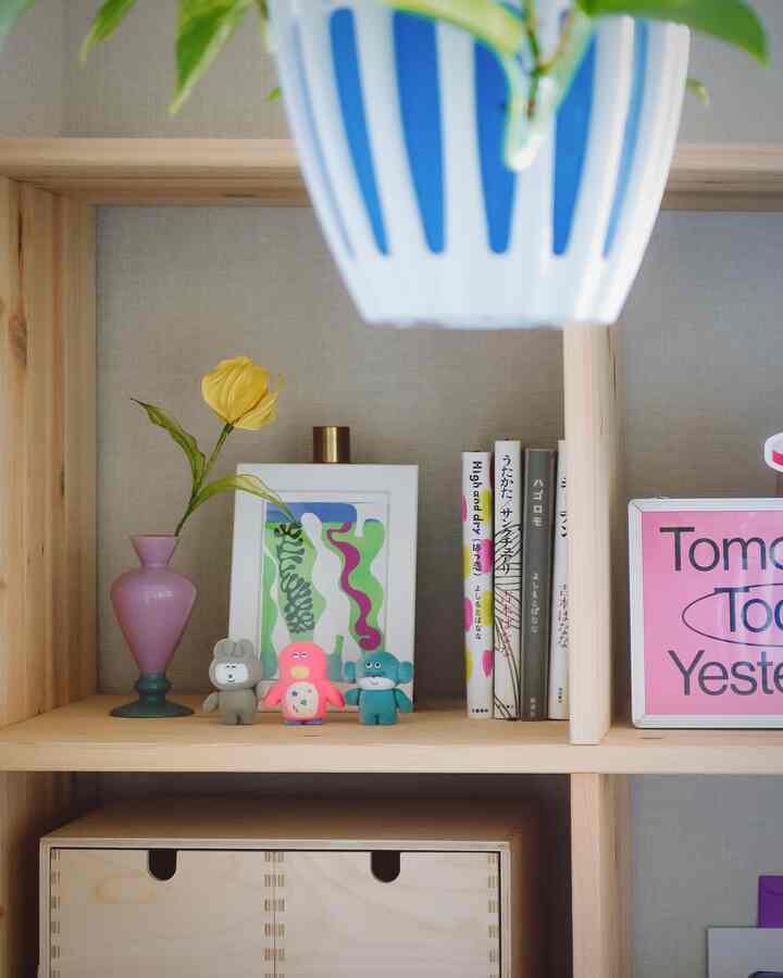 Rumah kami dulu
Sofa-nya ditata berbeda sekarang 🛋️

Saya jarang membaca ulang novel,
jadi saya sering meminjamnya dari perpustakaan

Saya ingin menyimpan buku-buku Banana Yoshimoto dengan rapi,
jadi saya memajangnya di sudut favorit saya

Cuaca semakin panas,
dan beberapa tanaman mati, 😭
Semoga yang lainnya selamat melewati musim panas dengan sehat 🌿

Tentu saja, keluarga kami dan kalian semua 👨‍👩‍👧

#Kamar dengan anak-anak #マンションインテリア #本棚のある暮らし #ivar #cozyhome #リビングダイニング #roomdesign #植物と暮らす #cozylivingroom #ohouseアンバサダー