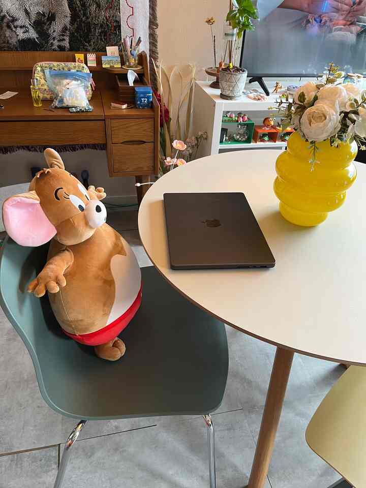 黄色い花瓶と緑の椅子が配置された1LDKのミッドセンチュリーモダンなダイニング空間、落ち着きのある実用的なホームオフィスの雰囲気