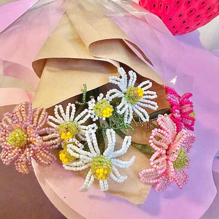 #カラフルなインテリア #造花 #ビーズフラワー #花束 #イチゴ #フラワーベース