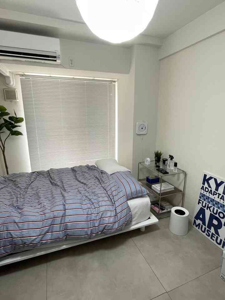 ベッドカバーを夏仕様に模様替え！
ブルー基調でめちゃくちゃ涼しげになった気がします！ガラスラックの最下段は元々IKEAのドーナツランプを置いてたんですけどオレンジと喧嘩してるように感じたので表紙が可愛いPOPEYEの本に変更！

#ベッド用品 #ベッドインテリア #ベッドサイドテーブル 