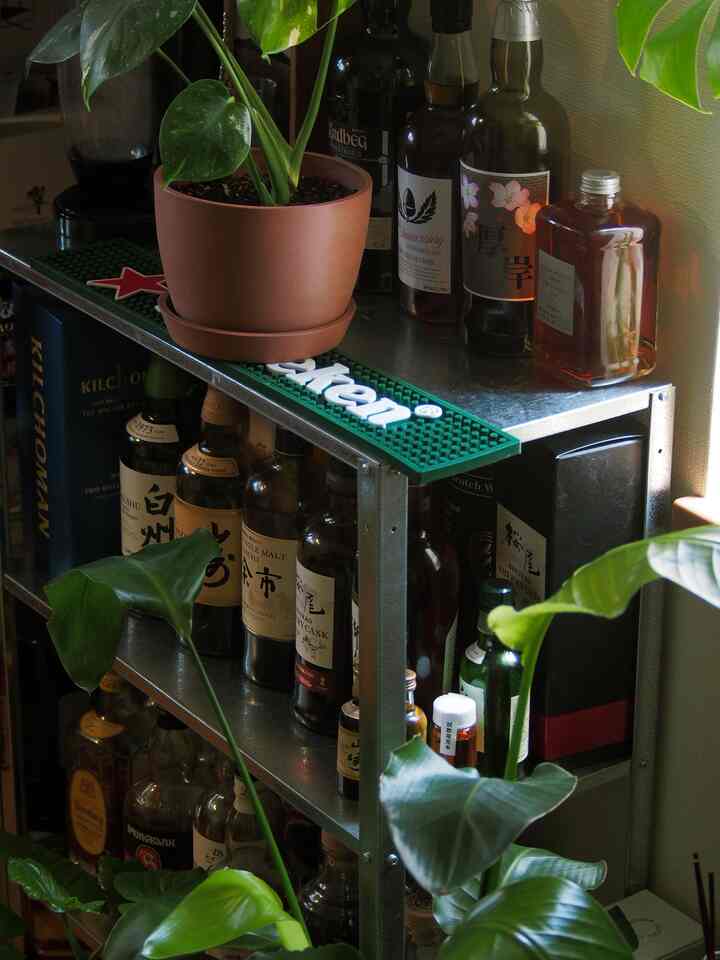 バーコーナーと植物
お気に入りのお酒を集まっている〜

バーマットはアメリカン雑貨屋で買いました。

#バー #ホームバー #お酒収納 #お酒コーナー #植物 #観葉植物 #イケア #IKEA #収納 #賃貸 