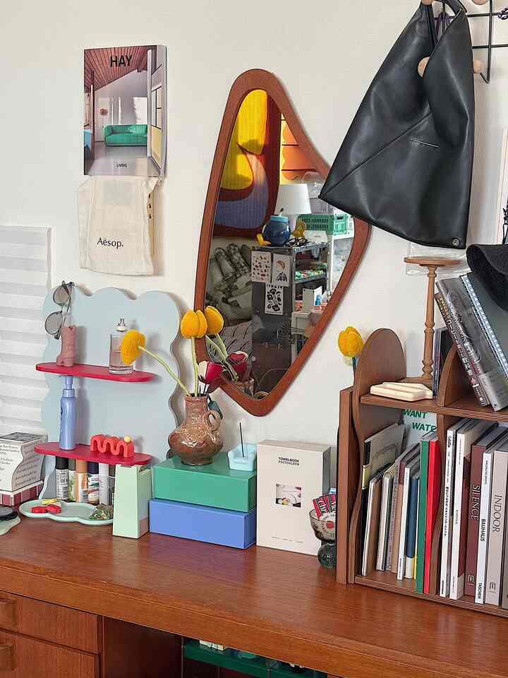 ナチュラルなブラウンのデスクが中央に配置され、多彩な収納ボックスとオブジェが並ぶシンプルなホームオフィス空間