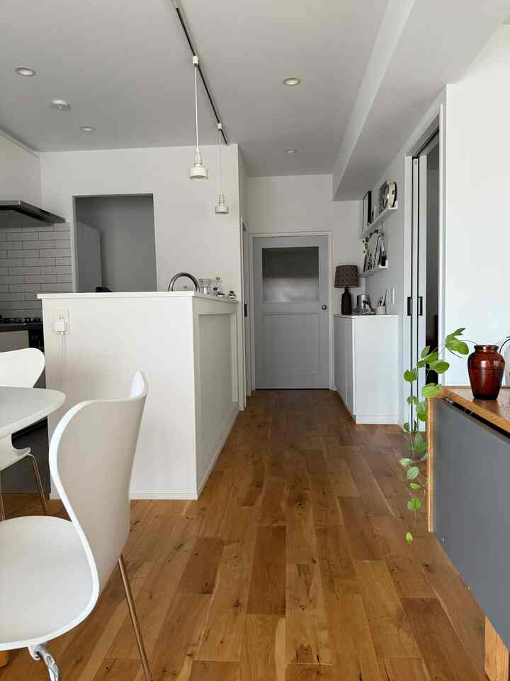 ダイニング側から見た景色。
ライトグレーのドアは造作です。


#フローリングオーク
#flameミナペルホネンテーブルランプ
#セブンチェア
#フリッツハンセン
#Panasonicベリティス
#造作ドア
#マンションリノベーション
#北欧インテリア
#ルイスポールセンパークフース