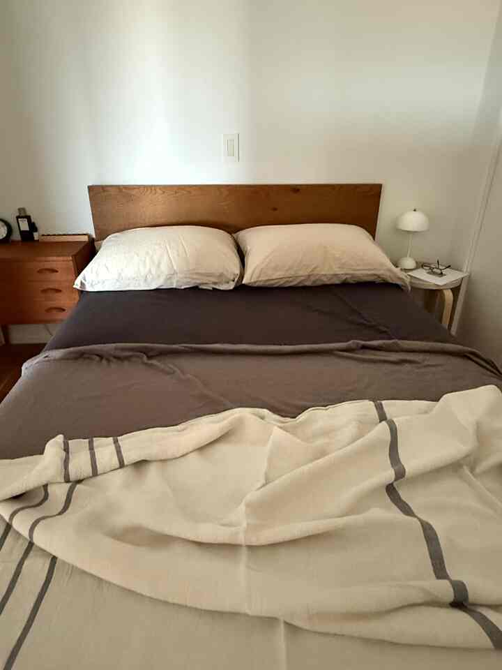 寝具を夏仕様にしました。
無印良品の洗いざらしシリーズの枕カバーとボックスシーツ。そしてタオルケット。
初めて濃い色のシーツにしましたが雰囲気が変わって気に入ってます。


#無印良品寝具
#無印良品タオルケット
#lapuan kankurit
#ラプアンカンクリブランケット
#unicoベッド
#フラワーポットランプ
#アルネヤコブセンテーブルクロック
#artek stool
#FRAMA アロマオイル
#LABORATORIO OLFATTIVO
#北欧ヴィンテージチェスト
#マンションリノベーション
#北欧インテリア