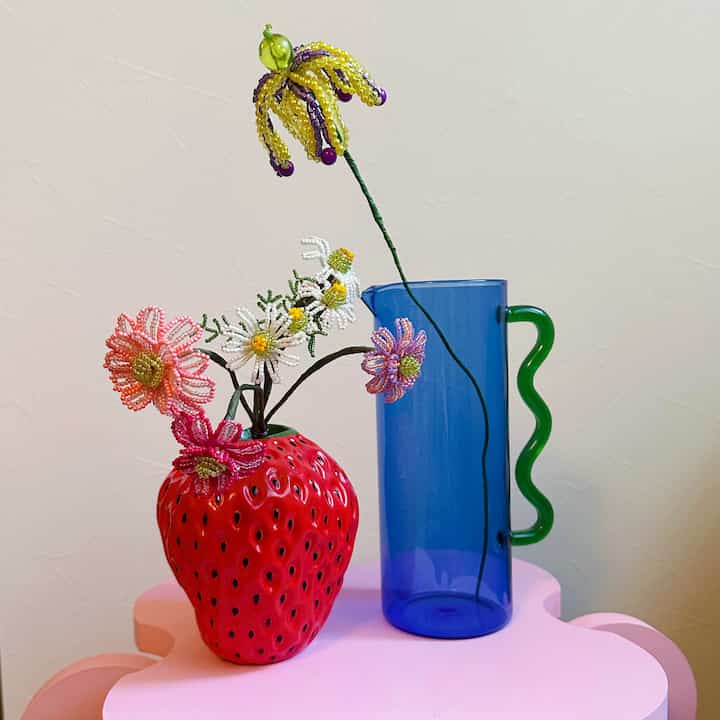 #ビーズフラワー #花瓶 #フラワーベース #花 #カラフルなインテリア #かわいいインテリア #いちご #植物インテリア #サイドテーブル