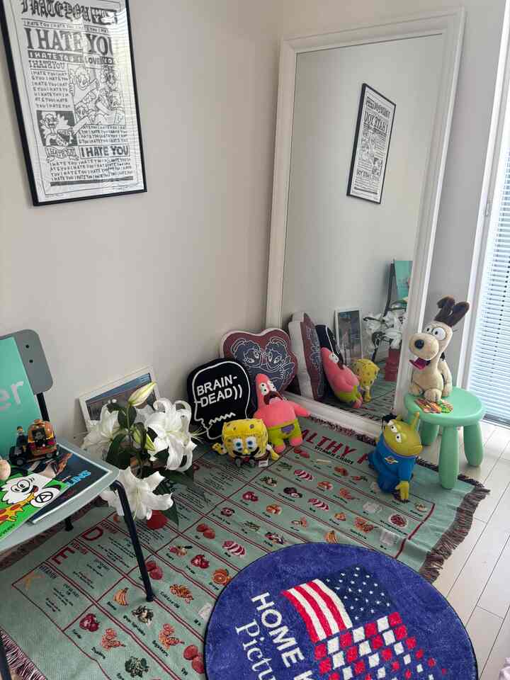 寝室横の鏡スペース🪞
大きな全身鏡を活かすために大きな家具は置かず
お気に入りの雑貨たちを並べています✴︎
bpr BEAMSのスローケットをラグ代わりに🖇️

#bprBEAMS #BEAMS #IKEA #IKEA家具 #全身鏡 #ラグ #スローケット #アメリカン #ぬいぐるみ #ベッドルーム #寝室 #