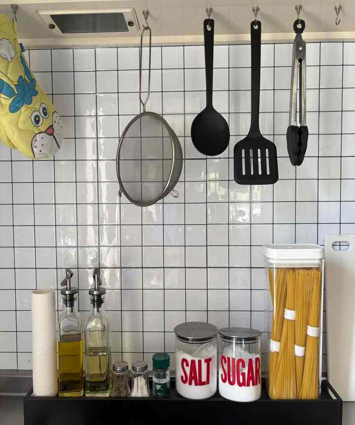 #3coins の 排気口隠しの上に
スタメンの調味料を並べました🍳

お気に入りのソルトアンドペッパーは
#todaysspecial のもの🧂

#ニトリ #オイルボトル #調味料ケース #スリーコインズ #キッチン #1LDK #キッチンDIY #ソルトアンドペッパー