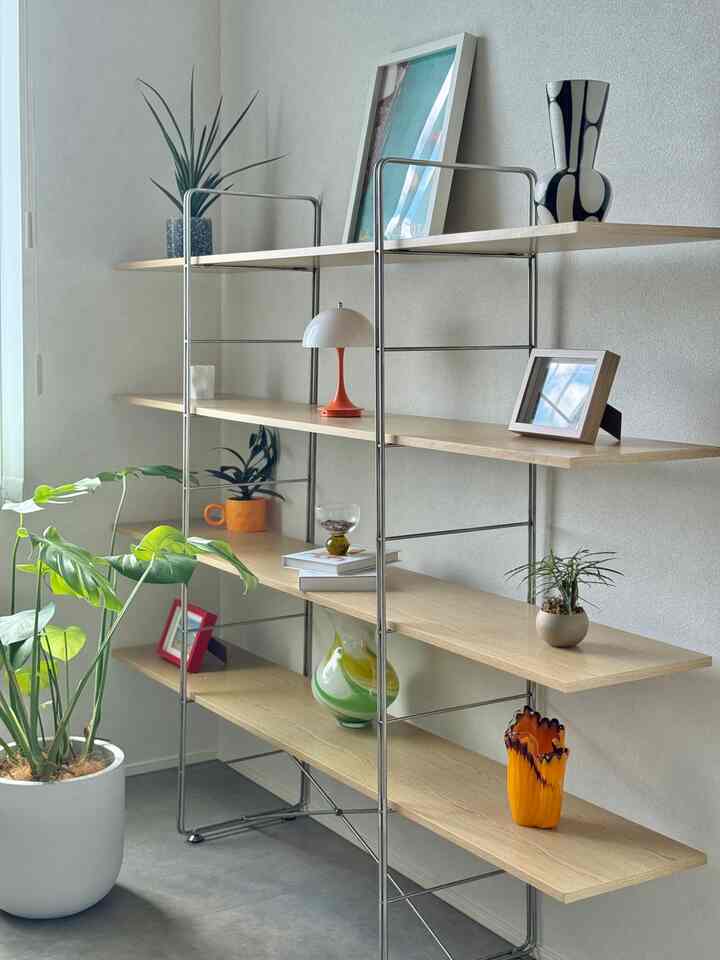 飾り棚にはアンティークの花瓶や植物を飾っています✨🪴

木目で我が家にはピッタリの飾り棚に出会えて良かったです☺️

#飾り棚 #インテリア家具 #インテリア小物 
#観葉植物 #花瓶 #IKEA額縁 