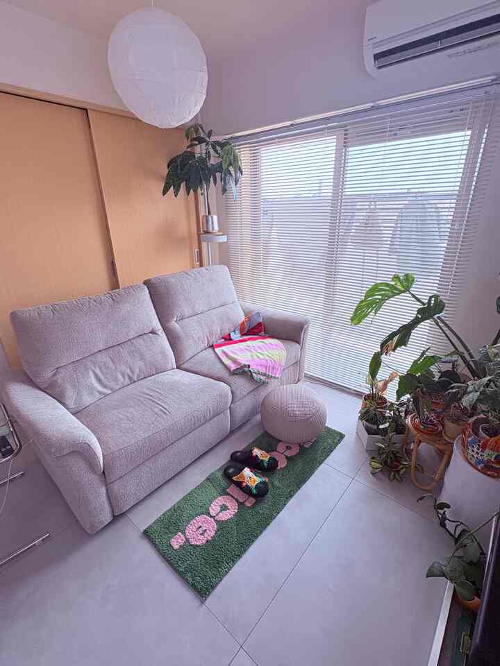 ちょっと近すぎたから広角でとったら、照明が縦長になってしまった。
本当色んなソファがあるけど、僕はニトリのこの電動リクライニングソファが本気でオススメ。

#リクライニングソファ　#ミッドセンチュリー #ミッドセンチュリーモダン #フロアタイル