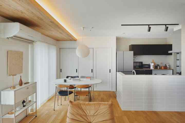 ウッドトーンとホワイトのミッドセンチュリーモダンのキッチンとダイニング、シンプルで洗練された家具配置