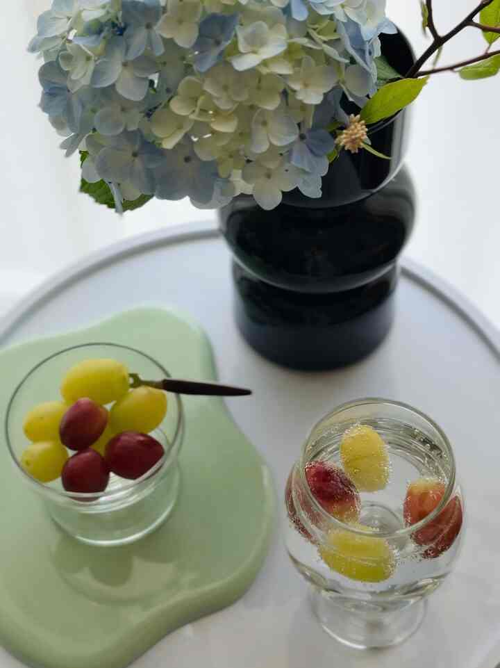 昼のプチご褒美時間のおとも☺️
夏はやっぱりサイダー飲みたくなるね🫧

#リビング #リビング小物 #グラス #コースター #花瓶 #夏 #インテリア小物 