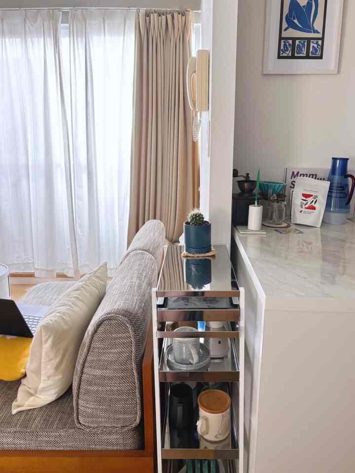 リビングとキッチンの間。

#ナチュラルインテリア #モダンナチュラル #一人暮らし部屋 #キッチン家具 #キッチンワゴン #2人掛けソファ #グレーインテリア #ホワイト北欧インテリア #キッチンカウンター 