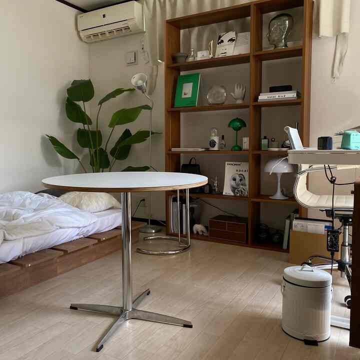 物置部屋にほったらかしにされてた丸テーブルをまた自分の部屋に持ってきてみた✌️
そして、ロボット掃除機くんも導入！
見た目がかっこいいからインテリアになる！

ゴミ吸引
水拭き
モップ清掃
モップ乾燥の
全自動機能でクーポンとポイント付与合わせたら六万円代で買えた！高いけど
普通全自動機能付きだと十万円超えが当たり前みたいだからかなりお得に買えました！

#ロボット掃除機 #ロボット掃除機おすすめ  #丸テーブル #ラウンドテーブル #ウッドテイスト #グリーンインテリア 
