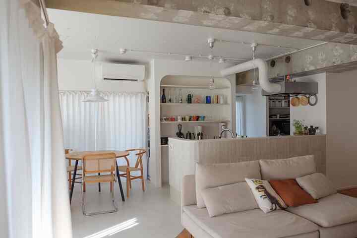 ワイドに撮影してみたキッチンダイニング。
ホワイトを基調とした、シンプルな空間だけど
家具やインテリアが良く映える✍🏼

┈┈┈┈┈┈┈┈┈┈┈┈┈┈┈┈

#グリーンのある暮らし #キッチンダイニング　　
#マンションインテリア　#マンション #HAY
#2ldk #2人暮らし　#フルリノベーション
#中古マンションリノベーション #中古リノベ #中古リノベーション　#IKEA家具 #キッチン