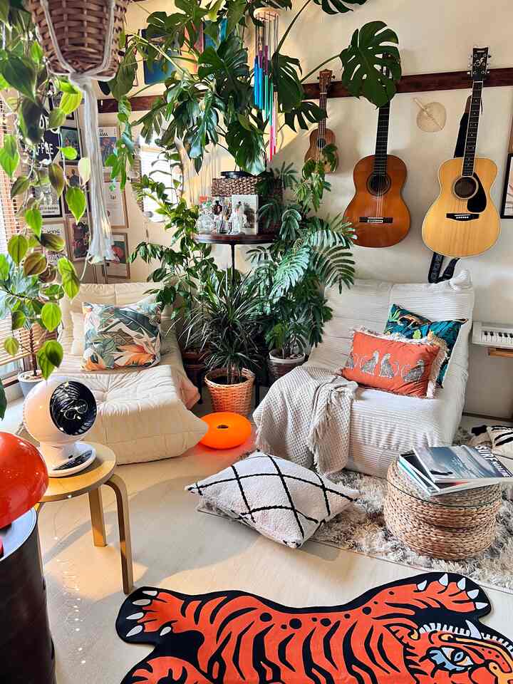 白いソファと豊かな緑の植物が調和する、ナチュラルな雰囲気の居心地の良いリビング