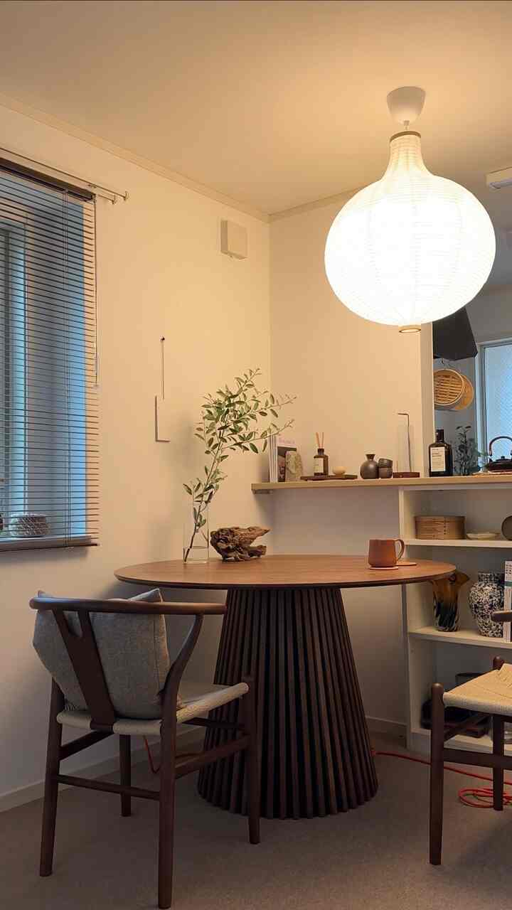 Menyalakan lampu hangat mengubah suasana 💡
#Ruang tamu #ダイニング #ダイニングテーブル #noce #IKEA #IKEA照明