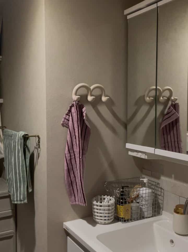 Kamar mandinya kecil, tapi aku berhasil membuatnya jadi ruangan yang kusuka 🤍

Handuk bergarisnya lucu ☺️
Aku suka hmhome!

#hmhome
#kamarmandi
#interior kamar mandi
#gantungan handuk
#handuk
#apartemen
#interior apartemen
#kediaman apartemen
#apartemen bekas
#renovasi