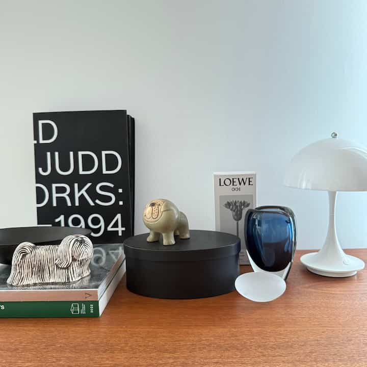 リビングのヴィンテージチェストのディスプレイ。
カイフランクヴィンテージのフラワーベースは涼しげなブルーが夏にピッタリ💙



#カイフランクフラワーベース
#ルイスポールセンパンテラポータブル
#シェーカーボックス
#ペーパーウェイト
#リサラーソン
# DONALD JUDD
#フィンルユール
#Finn Juhl

