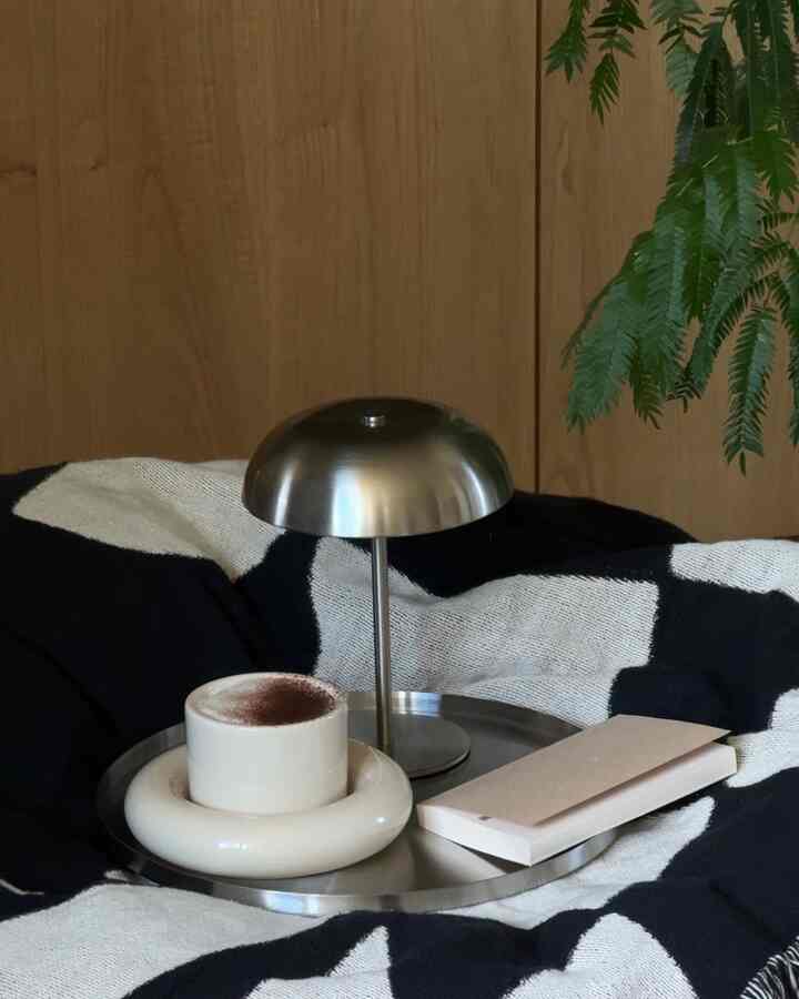 cafe time ☕️

#table lamp #ポータブルランプ #トレイ #マグカップ #ブランケット