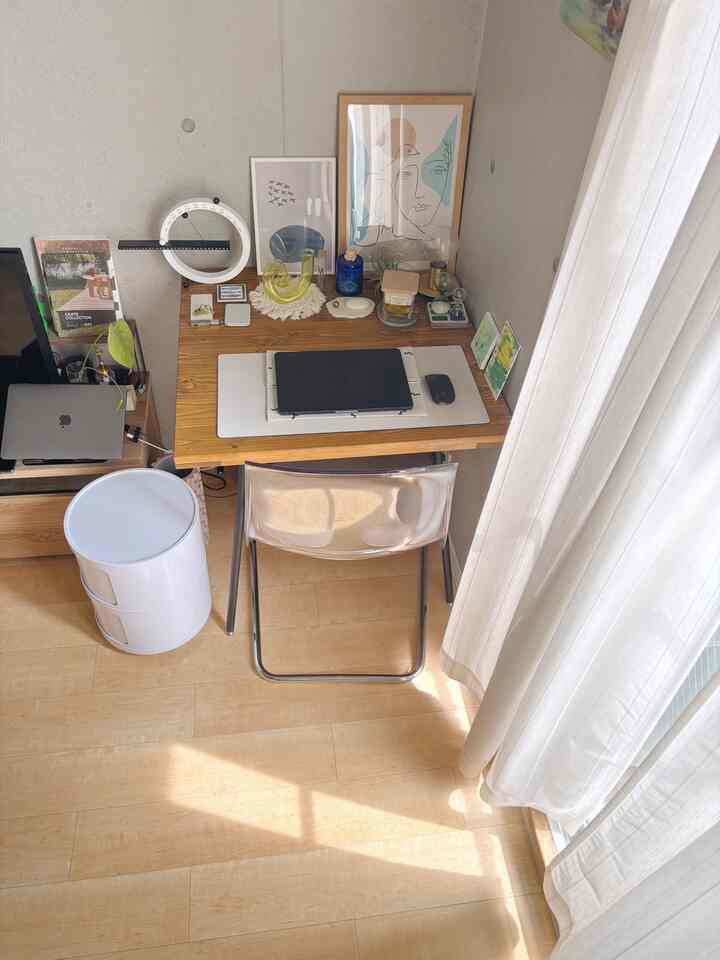 作業スペース。

#ナチュラルインテリア #一人暮らし部屋 #作業スペース #透明椅子 #モダンナチュラル #北欧スタイル #ウッドインテリア #ホワイト家具 #アートポスター 

