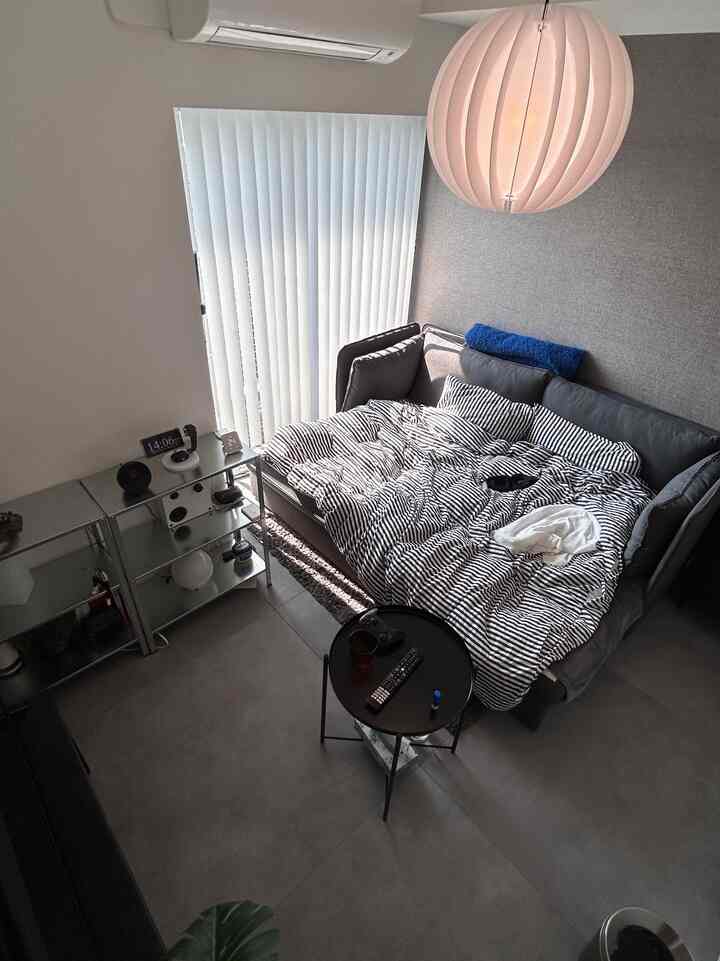 狭い部屋でも、心地よくてオシャレにしたい。
そんなヲトコの1R、5畳の部屋です。

コアラのソファベッドがほんと優秀。
昼は空間が広く使えて、夜はちゃんと寝られる。
ワンルームの味方です。

#1R #5畳 #6畳  
#一人暮らし #ワンルーム  
#北欧スタイル #北欧インテリア  
#狭い部屋を楽しむ #省スペースインテリア  
#ソファベッド #コアラソファベッド  
#バーチカルブラインド  
#IKEA #HAY #H&MHOME  
#丁寧な暮らし #お部屋づくり  