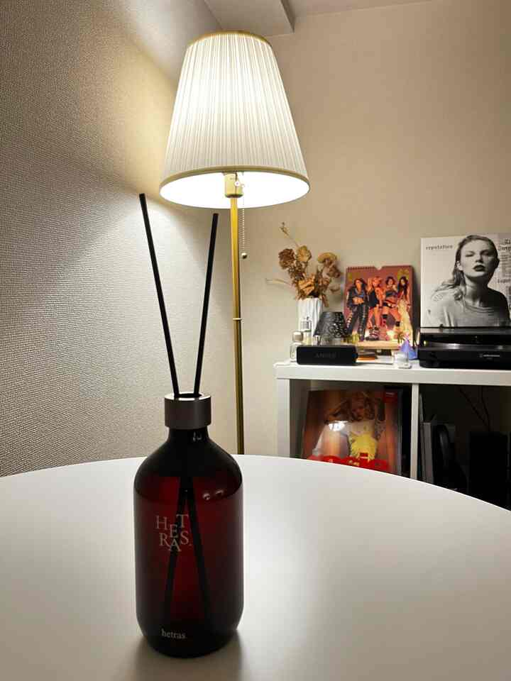 初めまして🤝
最近白を基調としたシンプルな部屋作りに色をちょこちょこ入れてモダン混じりにしつつの趣味の島🏝作りにめちゃくちゃハマってる、ヘトラスのホテルウッドの香りめちゃくちゃいいから韓国行ったら見て欲しいオススメ！！🕺


#IKEA #Ohouse #ARSTID #KALLAX #hetras      #Woodwick #interior #interiordesign  #musicrooms #roomnhome #midcentury #mansionhouse #IKEAHOME #myroom #インテリア #インテリア小物 #レコードインテリア #趣味空間 #ホテルライク #シンプルなインテリア #ミッドセンチュリー #音楽 #이켜아 #오놀의집 #하우스그램 #집인톄리어 #화이트인테리어 #이케아홈  #취미공간 #일본